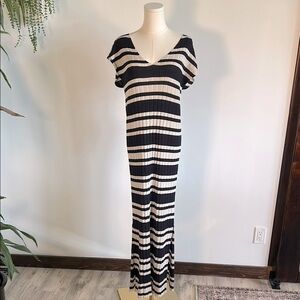 Ribbed Knit Black & Cream Striped Maxi Dress – V-Neck Cap Sleeve Side Slit Sz M